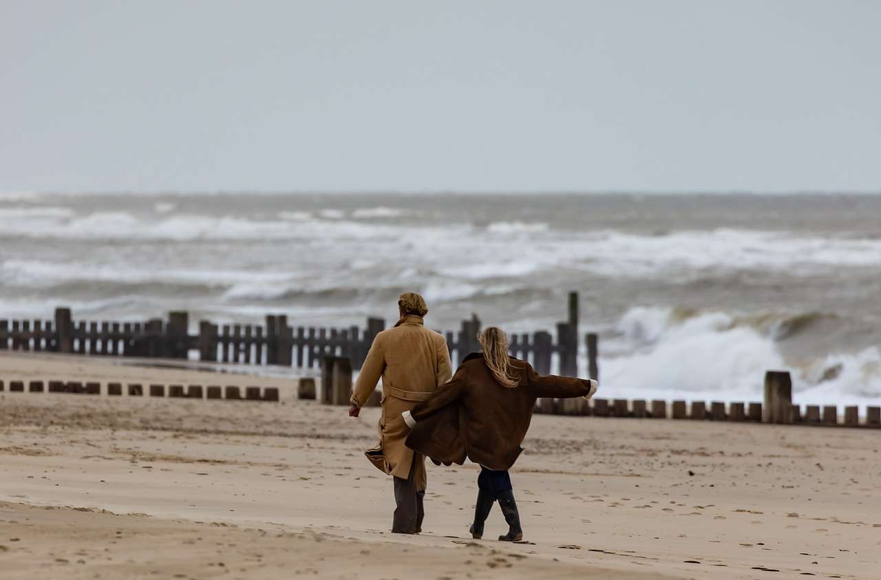 beach, couple, walking-best-countries.jpg